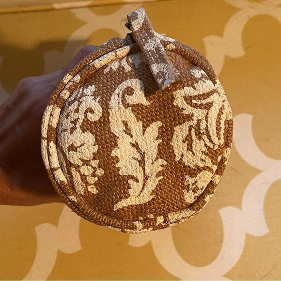 Toss Designs NWT Jute Barrel Cosmetic Bag White Damask, 8” X 4.5” - Picture 5 of 10